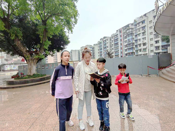 教师与学生畅谈劳动。.jpg 教师与学生畅谈劳动。.jpg