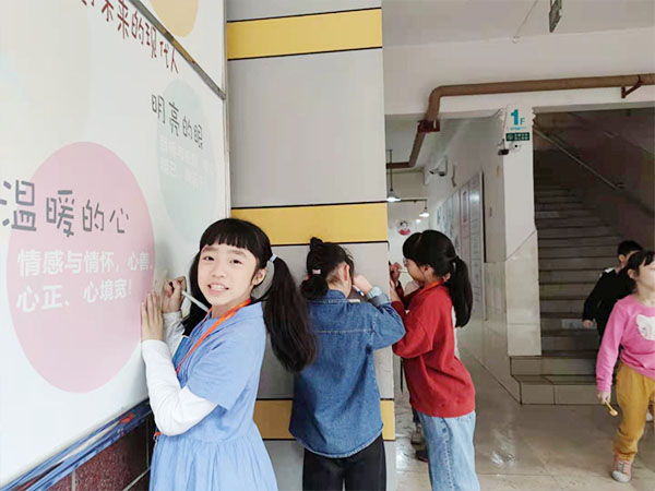 学生整理采访资料。.jpg 学生整理采访资料。.jpg