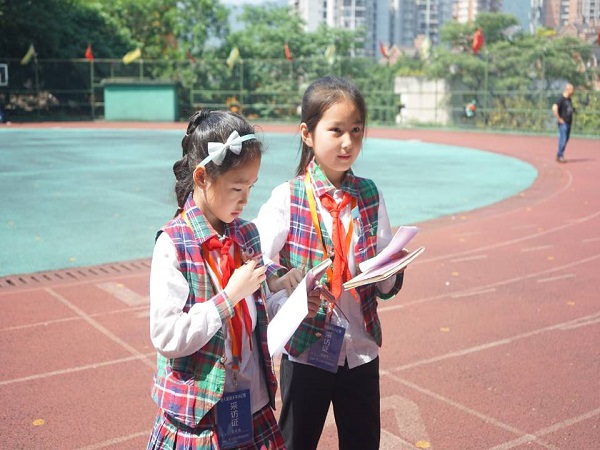 树人景瑞小学学子努力寻找参与活动者。.jpg