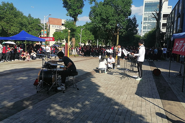 备受欢迎的音乐表演。.jpg 备受欢迎的音乐表演。.jpg