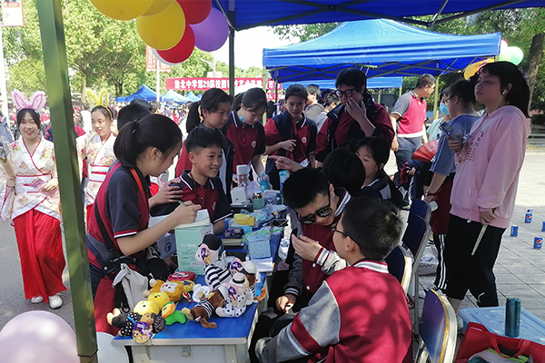 校园记者团采访摊位主们。.jpg 校园记者团采访摊位主们。.jpg