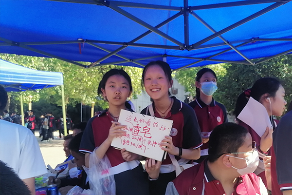 校园小记者杨然然展示商品广告语。.jpg 校园小记者杨然然展示商品广告语。.jpg