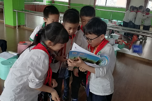 给小伙伴讲解自己的作品。.jpg 给小伙伴讲解自己的作品。.jpg