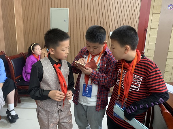 采访同学.jpg 采访同学.jpg