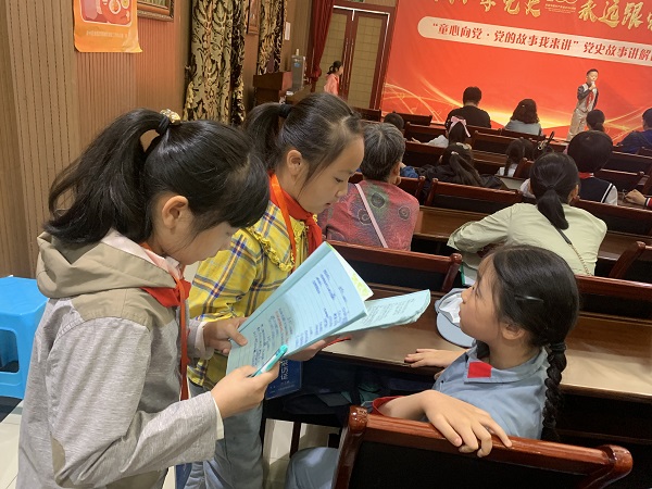 采访同学.jpg 采访同学.jpg