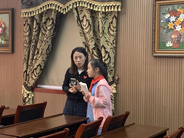 采访老师.jpg 采访老师.jpg