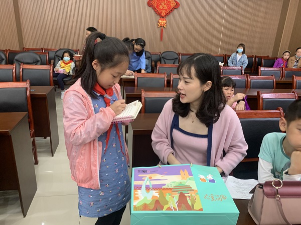 采访家长.jpg 采访家长.jpg