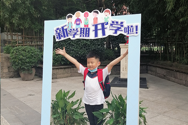 新生在“新学期开学啦”特色相框处拍照。.jpg