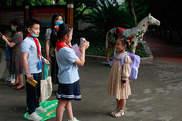 校园小记者赵一静、董子正为新生拍照。.jpg