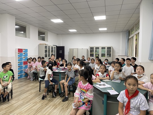 小记者们认真听讲。.jpg 小记者们认真听讲。.jpg