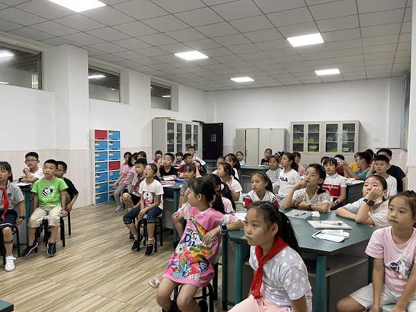 小记者们分享材料。.jpg 小记者们分享材料。.jpg