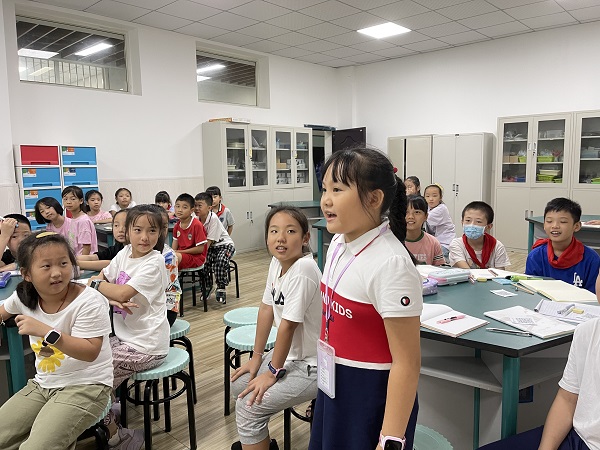 小记者回答问题。.jpg 小记者回答问题。.jpg