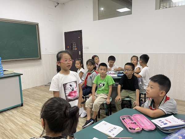 小记者们积极回答问题。.jpg 小记者们积极回答问题。.jpg