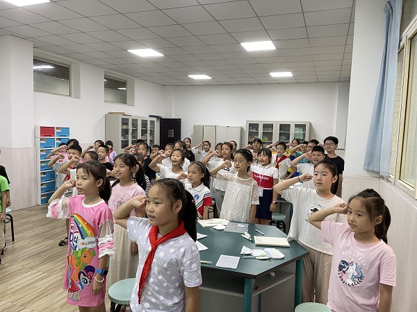 小记者宣誓。.jpg 小记者宣誓。.jpg