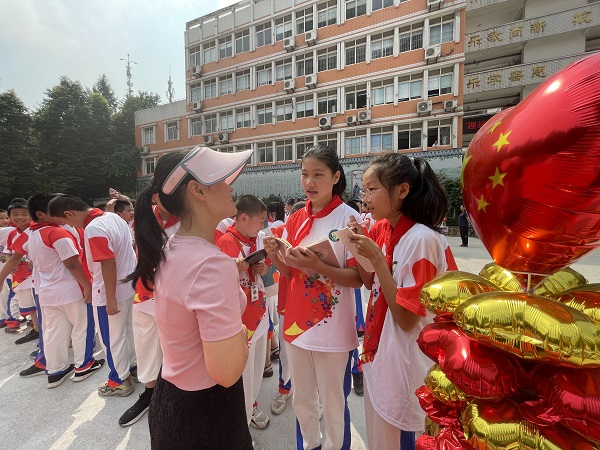 小记者们采访老师。.jpg 小记者们采访老师。.jpg