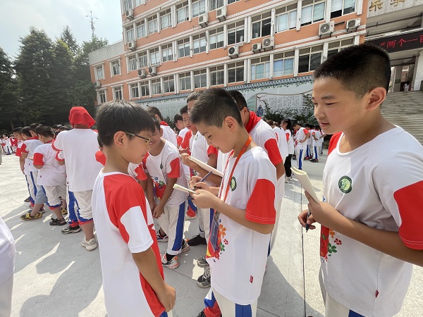 小记者们采访同学。.jpg 小记者们采访同学。.jpg