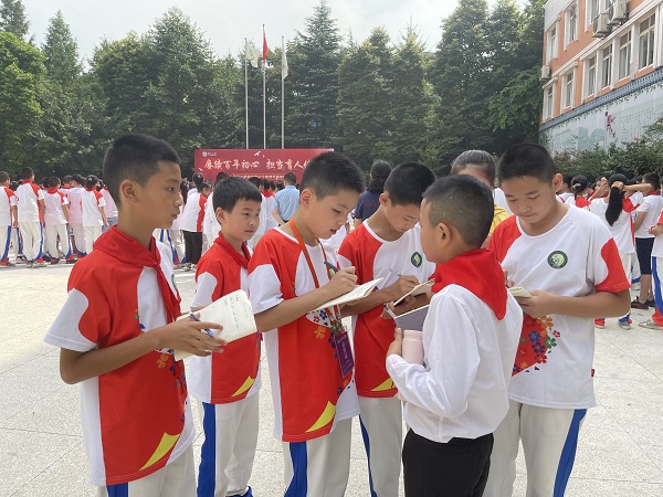 小记者们采访学生代表。.jpg 小记者们采访学生代表。.jpg