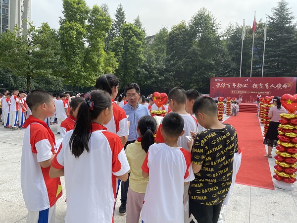 小记者们采访校长。.jpg 小记者们采访校长。.jpg