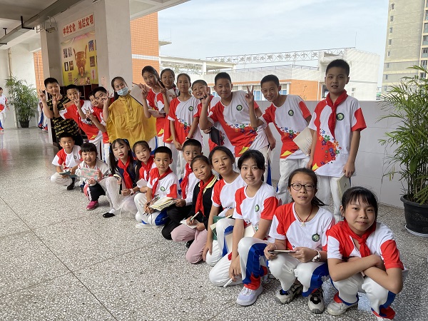 小记者们合影留念。.jpg 小记者们合影留念。.jpg