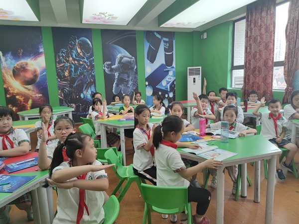 小记者积极举手。.jpg 小记者积极举手。.jpg