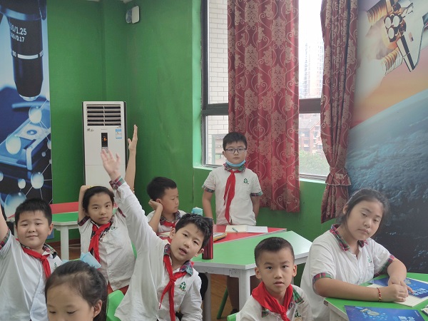 小记者回答问题。.jpg 小记者回答问题。.jpg