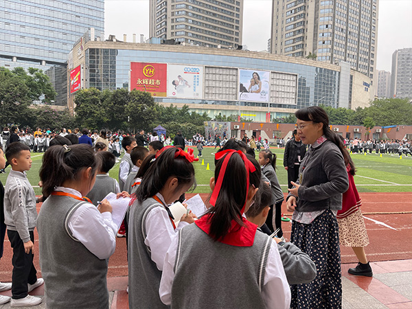 校长戚凤琴和校园小记者畅谈运动会的意义。.jpg 校长戚凤琴和校园小记者畅谈运动会的意义。.jpg