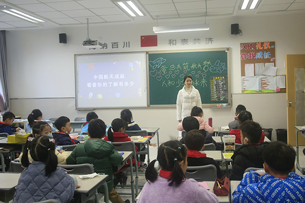 渝中区人和街小学举行“童心共筑航天梦,人和少年创未来”第36届科技周活动。.jpg 渝中区人和街小学举行“童心共筑航天梦,人和少年创未来”第36届科技周活动。.jpg