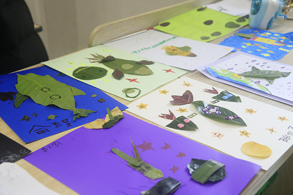 一年级小朋友们制作的树叶贴画,栩栩如生,生动自然。.jpg 一年级小朋友们制作的树叶贴画,栩栩如生,生动自然。.jpg