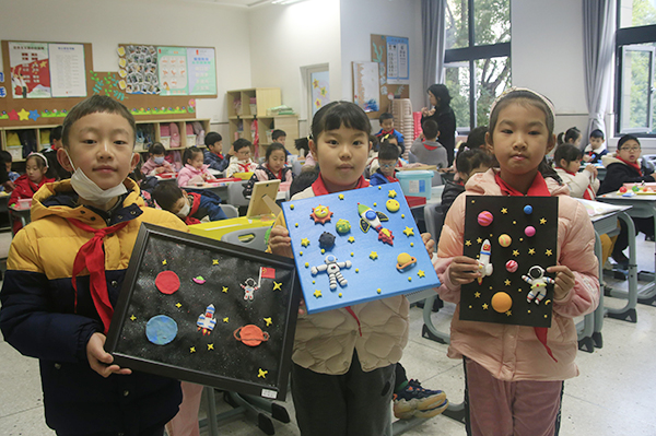 二年级学生用橡皮泥捏出富有“航天梦想”主题的创意作品。.jpg 二年级学生用橡皮泥捏出富有“航天梦想”主题的创意作品。.jpg