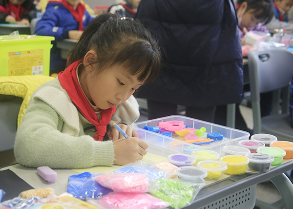 创意作品制作前,同学们先用线条勾勒出结构。.jpg 创意作品制作前,同学们先用线条勾勒出结构。.jpg