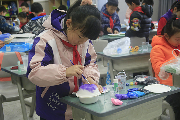 一名学生正在给自己的“飞碟”装饰“外壳”。.jpg 一名学生正在给自己的“飞碟”装饰“外壳”。.jpg