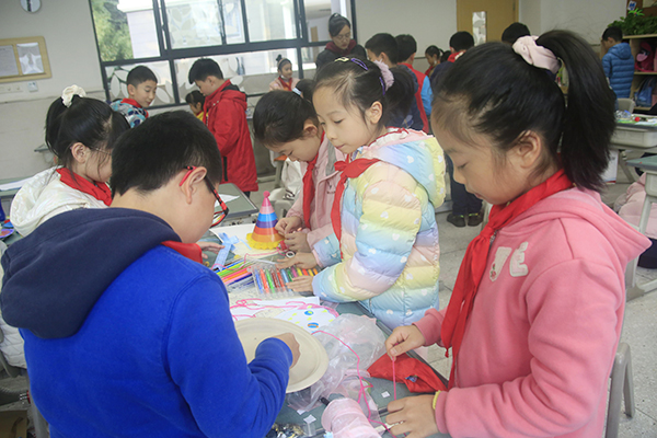 小组分工合作,共同完成“星座风铃”的制作。.jpg 小组分工合作,共同完成“星座风铃”的制作。.jpg