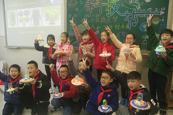作品完成后,同学们集中展示自己的创意“外星飞碟”。.jpg 作品完成后,同学们集中展示自己的创意“外星飞碟”。.jpg