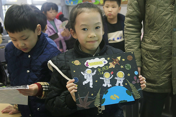 一名同学向大家展示自己的创意作品,象征着宇航员乘坐飞船探秘宇宙。.jpg 一名同学向大家展示自己的创意作品,象征着宇航员乘坐飞船探秘宇宙。.jpg