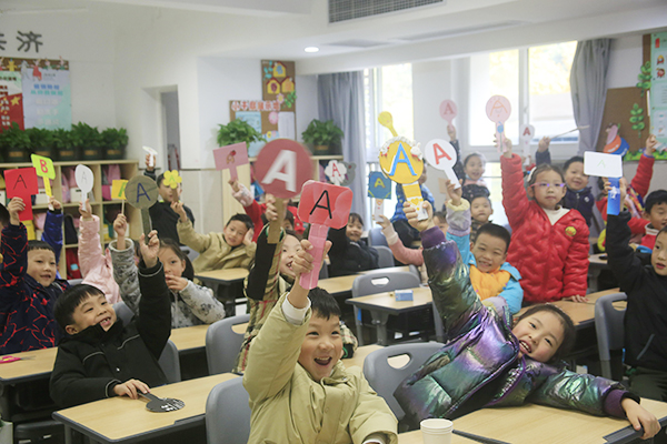 航空航天知识竞赛中,同学们举牌抢答。.jpg 航空航天知识竞赛中,同学们举牌抢答。.jpg