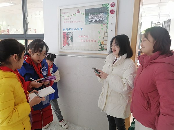 采访科学老师。.jpg 采访科学老师。.jpg