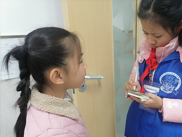 采访同学,.jpg 采访同学,.jpg