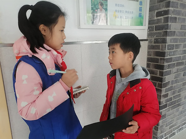 同学接受小记者采访并展示作品。.jpg 同学接受小记者采访并展示作品。.jpg