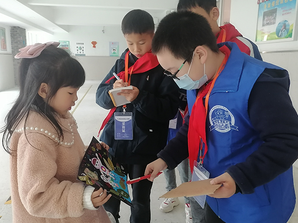 向小记者介绍作品创作构想。.jpg 向小记者介绍作品创作构想。.jpg