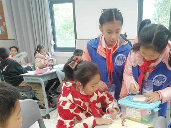 在班级里采访同学们。.jpg 在班级里采访同学们。.jpg