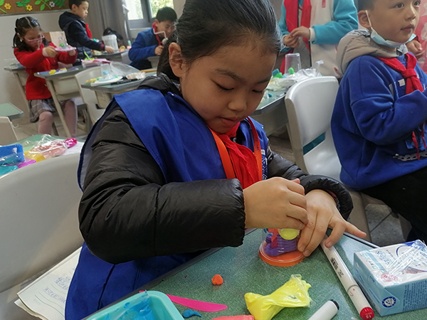 校园小记者许珂郡认真完成科技作品。.jpg 校园小记者许珂郡认真完成科技作品。.jpg