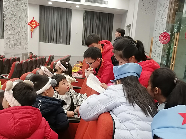 校园小记者采访同学们。.jpg 校园小记者采访同学们。.jpg