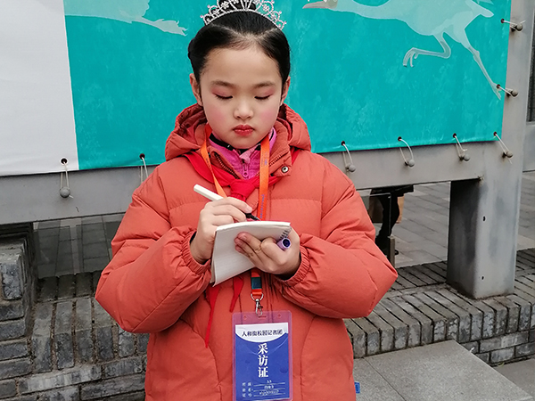 小记者准备采访问题。.jpg 小记者准备采访问题。.jpg