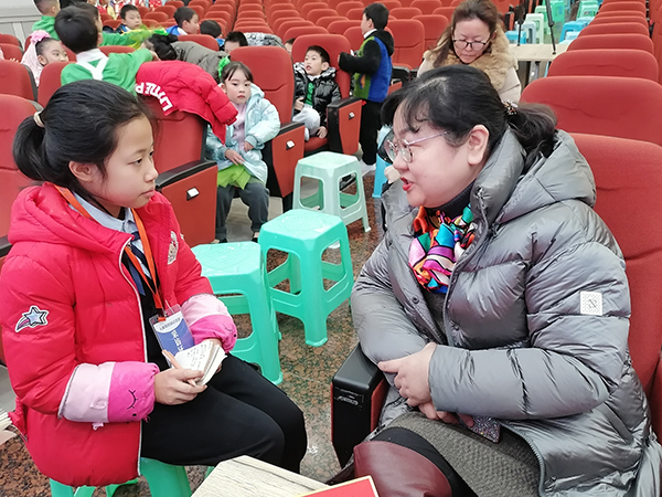 徐涛书记接受小记者甘悦宏的采访。.jpg 徐涛书记接受小记者甘悦宏的采访。.jpg