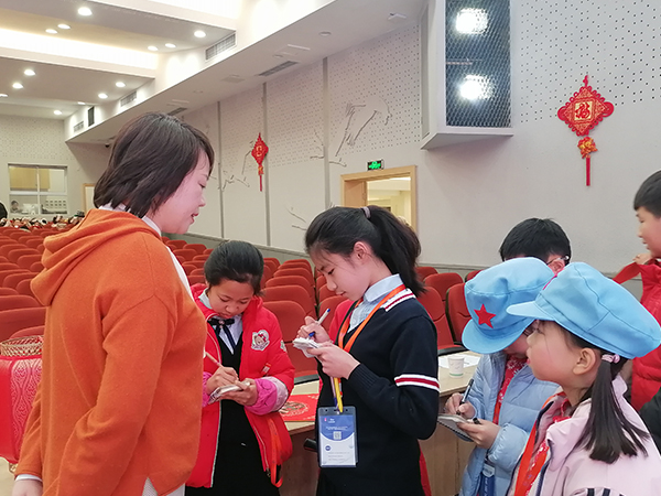 校园小记者采访校领导。.jpg 校园小记者采访校领导。.jpg