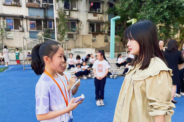 校园小记者与学校学生活动中心主任孙雯聊运动会。.jpg 校园小记者与学校学生活动中心主任孙雯聊运动会。.jpg