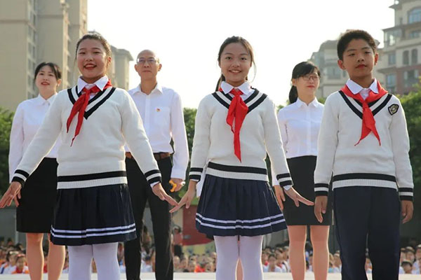 师生们共同朗诵《十年芳华同筑梦,砥砺奋进向未来》。.jpg 师生们共同朗诵《十年芳华同筑梦,砥砺奋进向未来》。.jpg