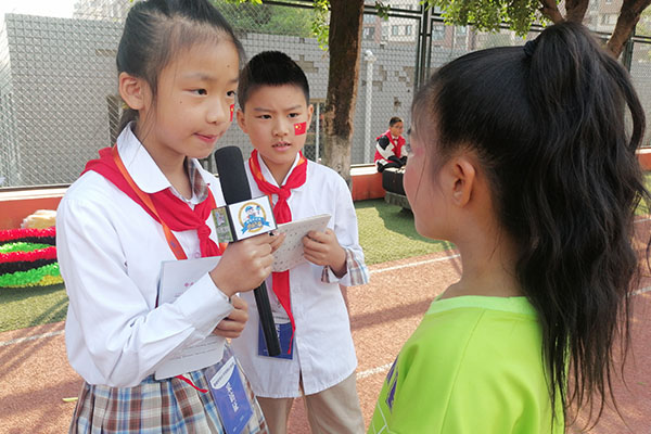 参加表演的同学和校园小记者分享在舞台上的感受。.jpg 参加表演的同学和校园小记者分享在舞台上的感受。.jpg