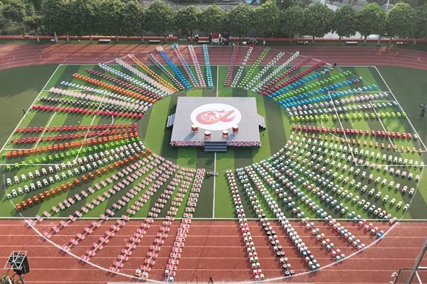 同学们按照位置坐成同心圆的形状。.jpg 同学们按照位置坐成同心圆的形状。.jpg