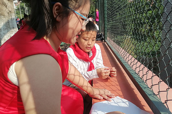 小记者采访大提琴表演者。.jpg 小记者采访大提琴表演者。.jpg